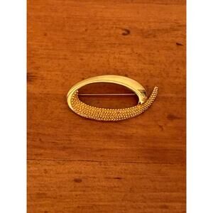 Vintage 1980s Monet Signed Gold Tone Swirl Textured Brooch Chic Sophistication